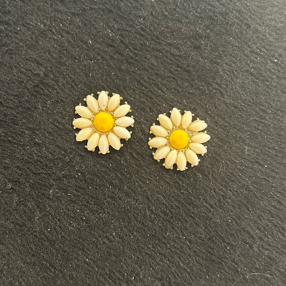 Vintage Vibe Daisy Earrings in White & Yellow-Boutique